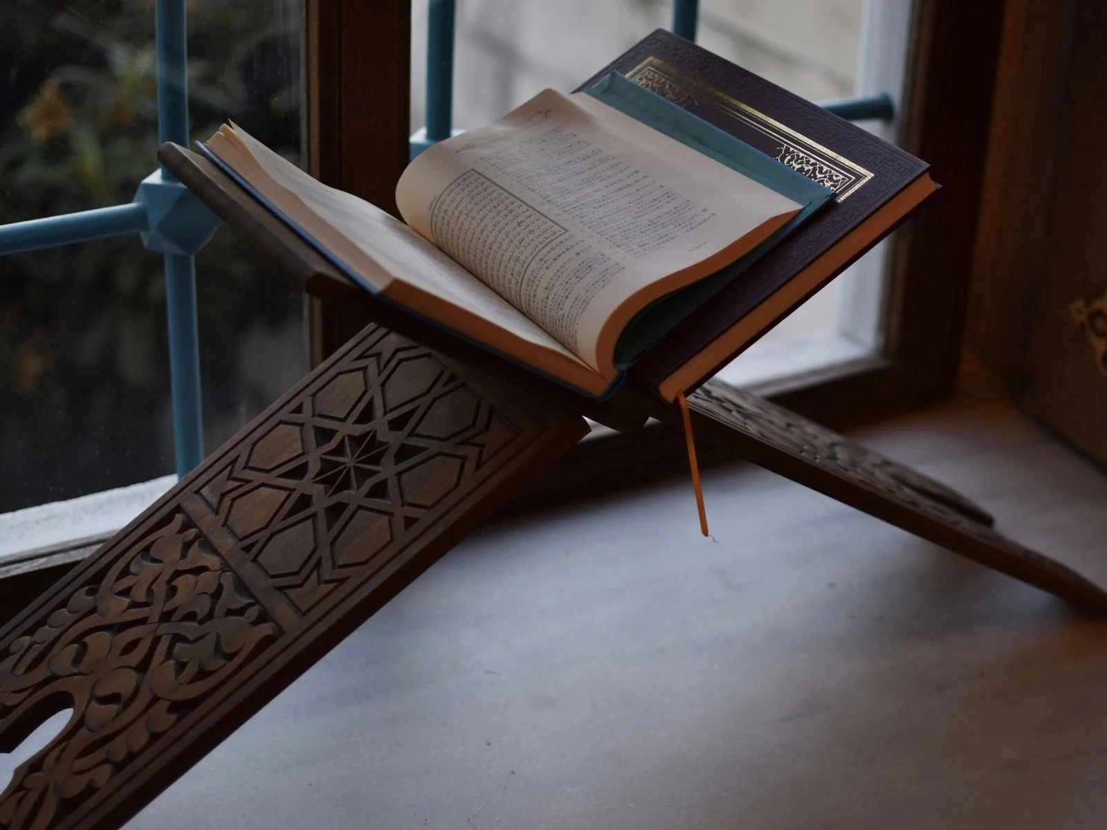 Printed Mushaf open on a carved wooden rehal